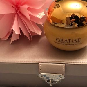 GRATiAE  exfoliating body scrub
